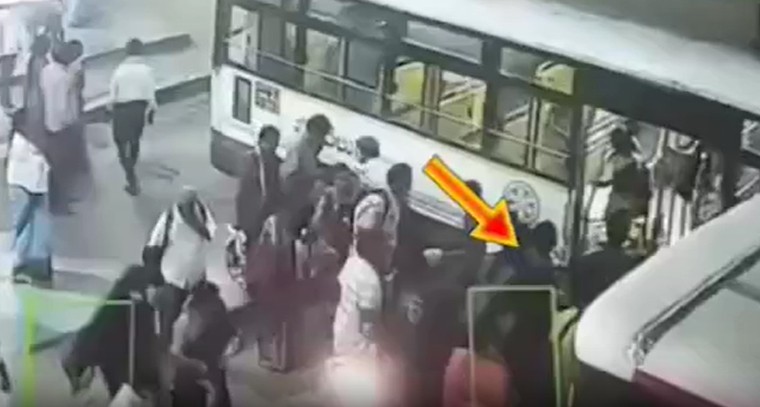 బస్ స్టాండ్‌లో చోరీ దొంగల రాజరాజ్యం.. ఏడుగురి మొబైల్‌లు గాయబయ్యాయి

