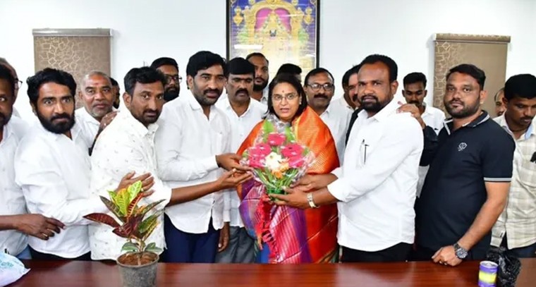 కోదాడ ఎమ్మెల్యేను మర్యాదపూర్వకంగా కలిసిన పెరిక సంఘం నూతన కార్యవర్గం

