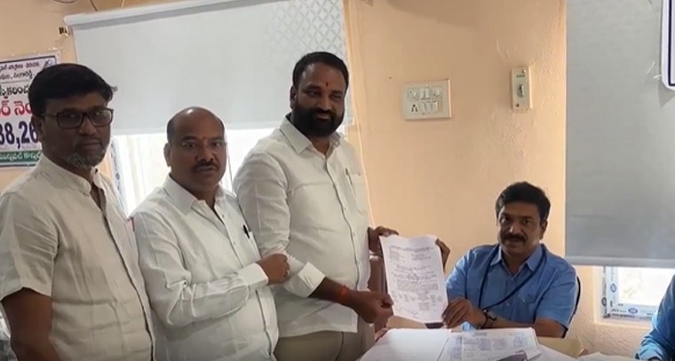 సంగారెడ్డి గడ్డపై గులాబీ జెండా ఎగురవేస్తాం: అభ్యర్థుల జాబితా సమర్పించిన బీఆర్‌ఎస్ నాయకులు

