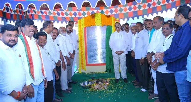 ఇందిరమ్మ చీరలు.. గ్రామాల్లో బొట్టు పెట్టి అందజేయండి.. మంత్రి తుమ్మల ఆదేశం!

