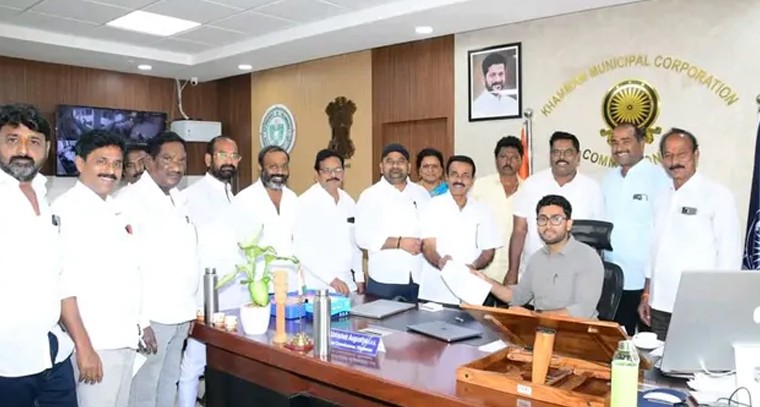 ఖమ్మంలో పన్నుల బాదుడుపై బీఆర్ఎస్ కార్పొరేటర్ల గర్జన.. పార్కింగ్ స్థలాలకూ పన్నులా అంటూ కమిషనర్‌కు ఫిర్యాదు

