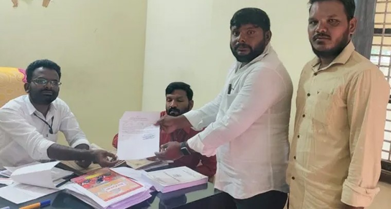 తల్లాడలో 'రోబో' రచ్చ.. స్వతంత్ర సర్పంచ్ మెహరాజ్ నామినేషన్ దాఖలుతో ఎన్నికల ఉత్కంఠ!

