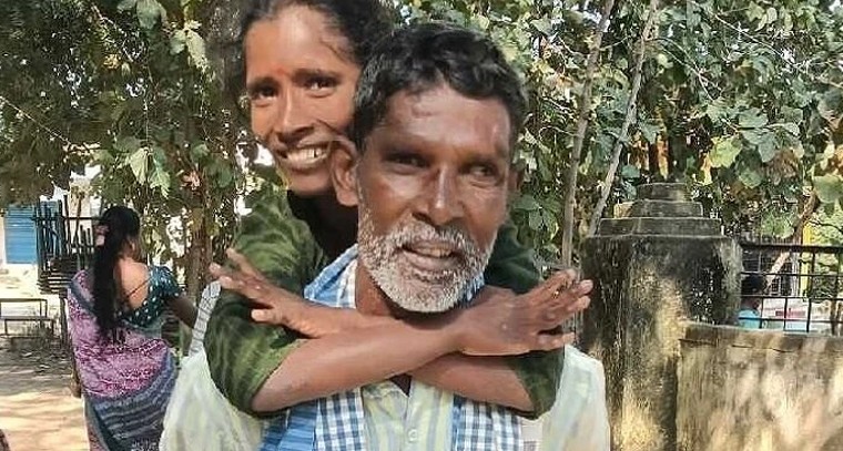 అంగవైకల్యం అడ్డురాకుండా.. తండ్రి భుజాలపై పోలింగ్ బూత్‌కు చేరిన యువతి

