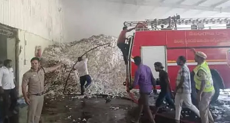 శ్రీ లక్ష్మీ ప్రియ జిన్నింగ్ మిల్లులో భారీ అగ్నిప్రమాదం..  రూ. 15 లక్షల పత్తి బుగ్గి.. ప్రమాద కారణాలపై సర్వత్రా అనుమానాలు!

