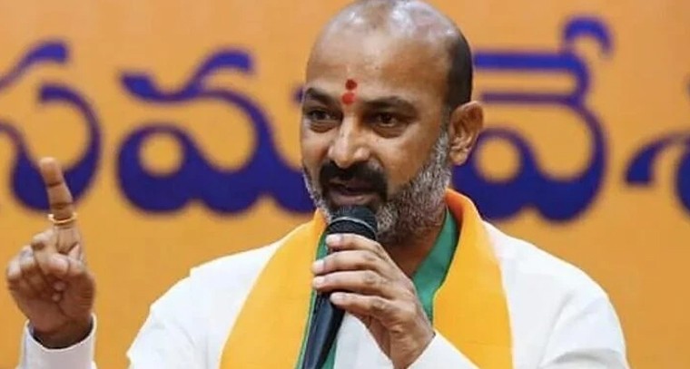 ఫోన్ ట్యాపింగ్ కేసు.. కేసీఆర్, కేటీఆర్‌లకు నోటీసులపై బండి సంజయ్ సంచలన వ్యాఖ్యలు

