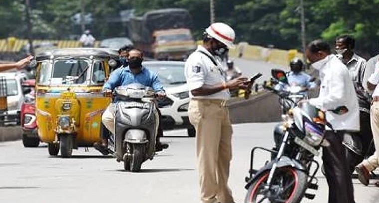 రోడ్డు మీద పోలీస్ చెకింగ్‌లో భయపడకండి.. ఈ డాక్యుమెంట్స్ రెడీగా పెట్టుకోండి!


