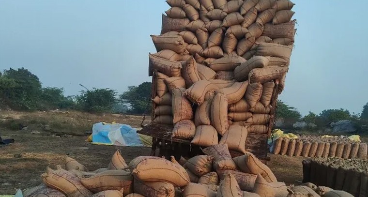 ధాన్య కొనుగోలు కేంద్రంలో షాకింగ్ ప్రమాదం..!

