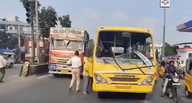 ఖమ్మం బైపాస్‌లో భయంకర ఢీకొట్టుకోవడం.. పాఠశాల బస్సు లారీతో కలిసిపోయింది!

