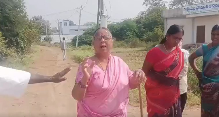 70 ఏళ్లుగా రోడ్డు లేని గ్రామం... అజ్మీర మాంగ్యాతండా గిరిజనుల ఆవేదన!

