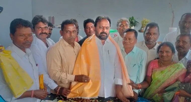 రేగులగూడెం సర్పంచ్‌కు ఘన సన్మానం.. అభినందించిన వైరా ఎమ్మెల్యే మాళోత్ రాందాస్ నాయక్

