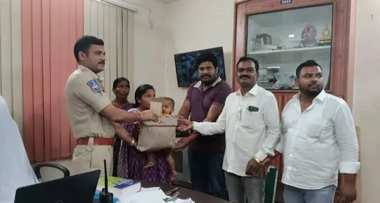 నిజాయితీకి నిలువుటద్దం ఆటో డ్రైవర్.. 35 గ్రాముల బంగారం అప్పగింత

