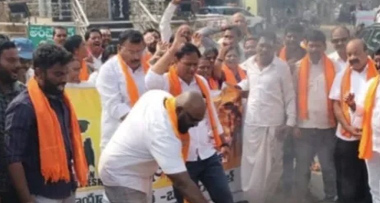 ఖమ్మంలో భగ్గుమన్న నిరసన.. బంగ్లాదేశ్‌లో హిందువులపై దాడులను ఖండిస్తూ దిష్టిబొమ్మ దహనం

