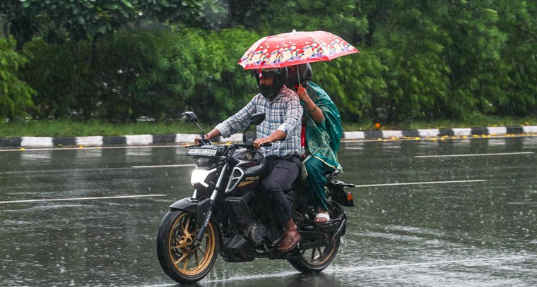 తెలంగాణలో రానున్న గంటల్లో వర్షాల జల్లులు.. వాతావరణ కేంద్రం హెచ్చరిక

