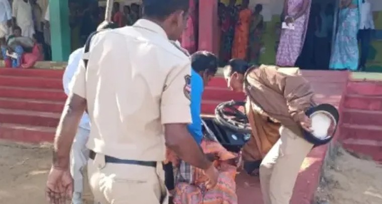 సూరంపల్లిలో ఓటరుడైన వృద్ధురాలు వీల్‌చైర్ నుంచి పడిపోయారు.. ఎన్నికల సమయంలో కలకలం

