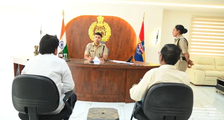 ప్రజల తలుపు తట్టిన పోలీసులు.. నల్గొండ ఎస్పీతో నేరుగా మీ ఫిర్యాదు!

