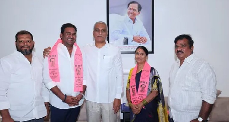 జోగిపేటలో బిఆర్ఎస్ జోరు.. మాజీ మంత్రి హరీష్ రావు సమక్షంలో పార్టీలో చేరిన మాజీ మున్సిపల్ చైర్మన్ భారతమ్మ

