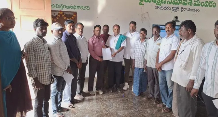 వైరాలో రైతు సంఘం నిరసన.. యూరియా కోసం యాప్ బుకింగ్ వద్దు - గ్రామాల్లోనే సరఫరా చేయాలని డిమాండ్

