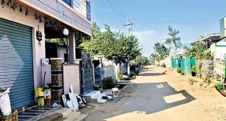 సరిహద్దు రేఖలో ఎన్నికల రంగస్థలం.. ఒకే వీధి, రెండు ప్రపంచాలు

