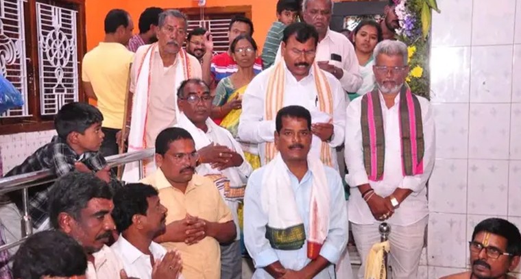 ఖమ్మం అభయ వెంకటేశ్వర స్వామి ఆలయ నూతన కమిటీ ప్రమాణస్వీకారం.. అభివృద్ధిపై ప్రత్యేక దృష్టి

