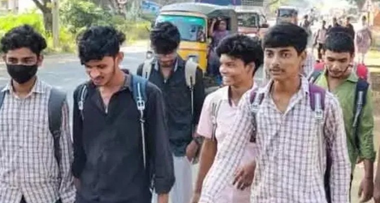 ఆర్టీసీ బస్సులోనే ప్రయాణించండి అంటూ... స్టాప్‌లో ఆపరు, తిట్టారు కూడా!

