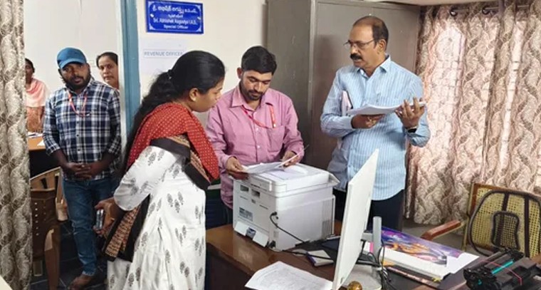 ఏదులాపురం మున్సిపాలిటీలో ఓటర్ల జాబితా కసరత్తు: రికార్డులను పరిశీలించిన అదనపు కలెక్టర్ పి. శ్రీజ

