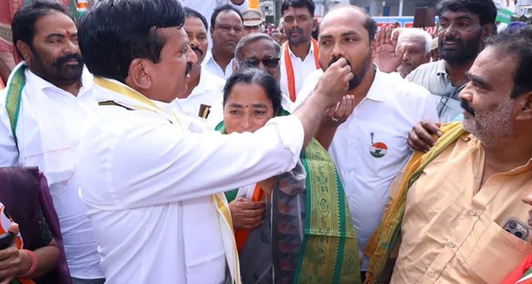 వార్డు అభివృద్ధికి బాటలు: మంత్రి పొంగులేటిని కలిసిన కౌన్సిలర్ మంగతాయి

