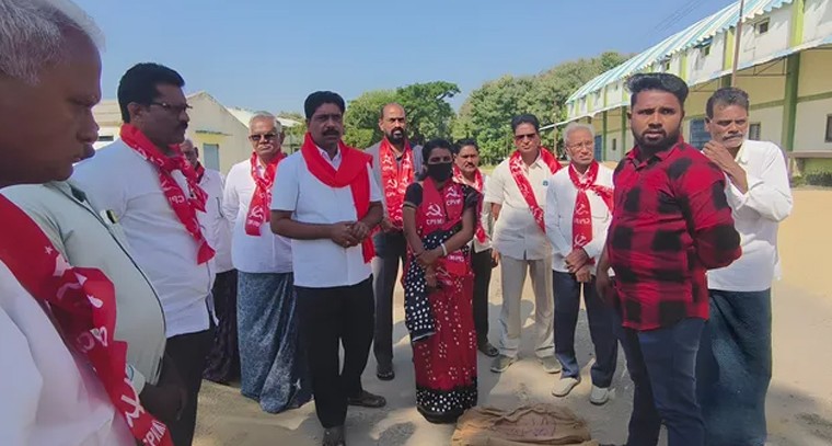 రైతుల ఆవేదన విన్న సీపీఎం నేతలు.. వైరా మార్కెట్‌యార్డులో ఆందోళన

