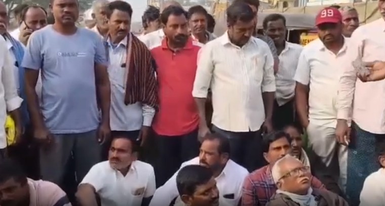 తల్లాడలో రైతుల నిరసన.. ఆన్‌లైన్ విధానం వద్దు - యూరియా నేరుగా ఇవ్వాలని డిమాండ్

