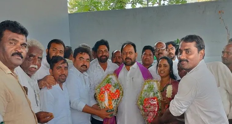 వైరా ఎమ్మెల్యేను కలిసిన మాదారం నూతన సర్పంచ్.. గ్రామాభివృద్ధే లక్ష్యంగా పనిచేయాలని ఎమ్మెల్యే రాందాస్ నాయక్ సూచన

