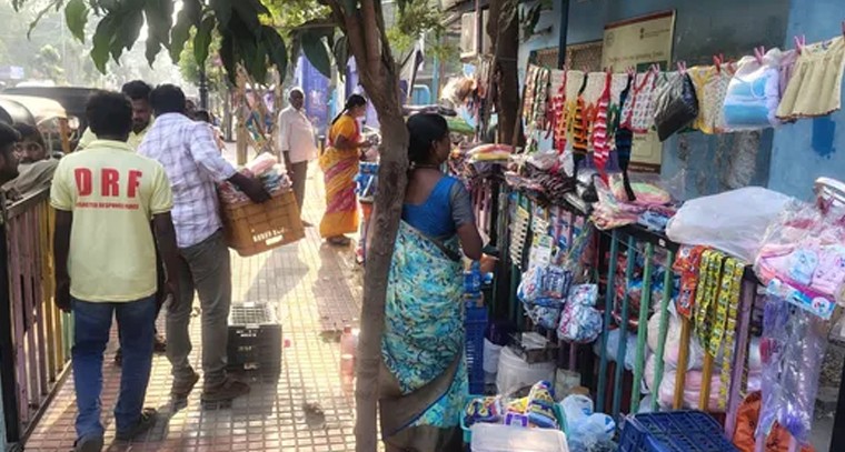 ఖమ్మం ఫుట్‌పాత్‌ల ఆక్రమణలకు చెక్.. డీఆర్ఎఫ్ బుల్‌డోజర్ యాక్షన్!

