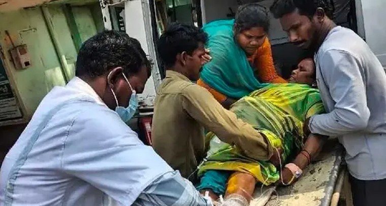 చిన్నారిని కాపాడబోయి మహిళకు గాయాలు: కిష్టారం శివారులో రోడ్డు ప్రమాదం

