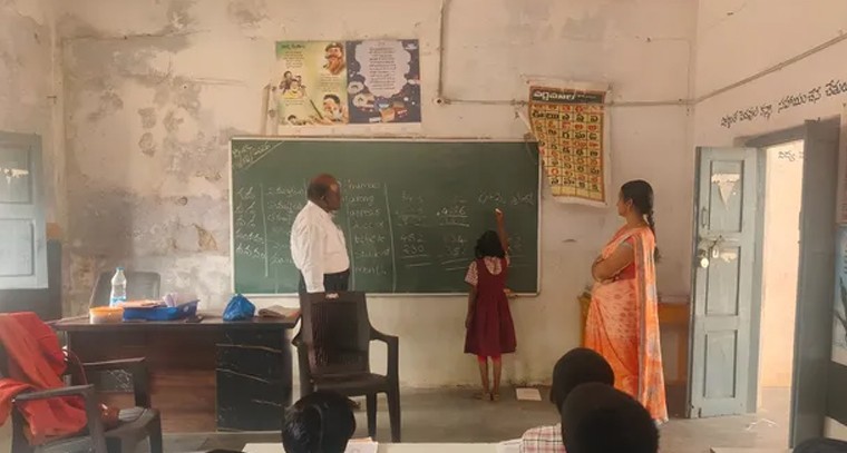 విశ్రాంత గురువుల పాఠాలు.. పిల్లల భవిష్యత్తును వెలిగించే ఆలయం!

