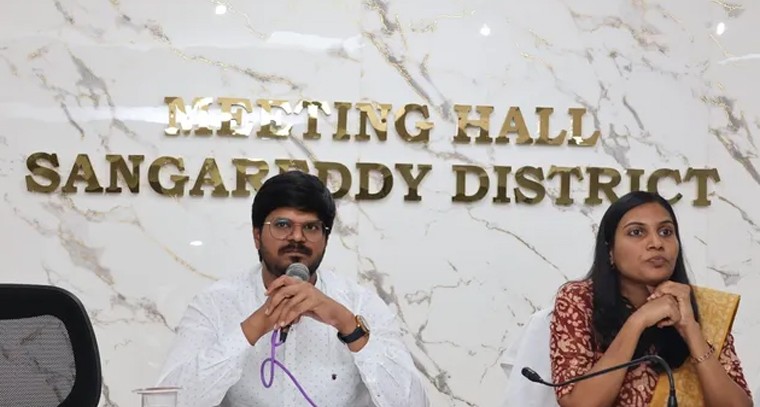 సంగారెడ్డిలో ఇందిరమ్మ ఇళ్ల నిర్మాణానికి వేగం: పెండింగ్ పనులపై హౌసింగ్ ఎండీ కీలక ఆదేశాలు

