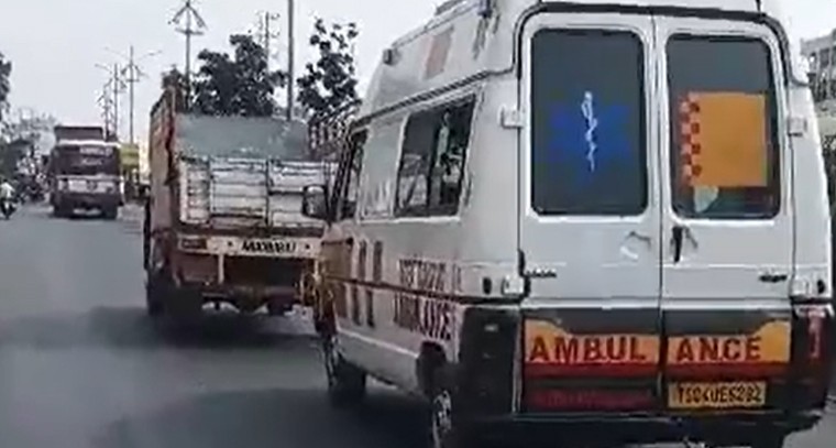 అంబులెన్స్ సైరన్ దుర్వినియోగం.. రోగి లేకున్నా హడావుడి చేస్తూ ట్రాలీని లాక్కెళ్లిన వైనం

