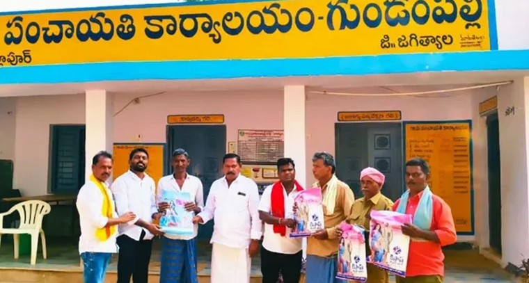 గుండంపల్లి పంచాయతీ కార్మికులకు సంక్రాంతి కానుక.. నూతన వస్త్రాల పంపిణీ

