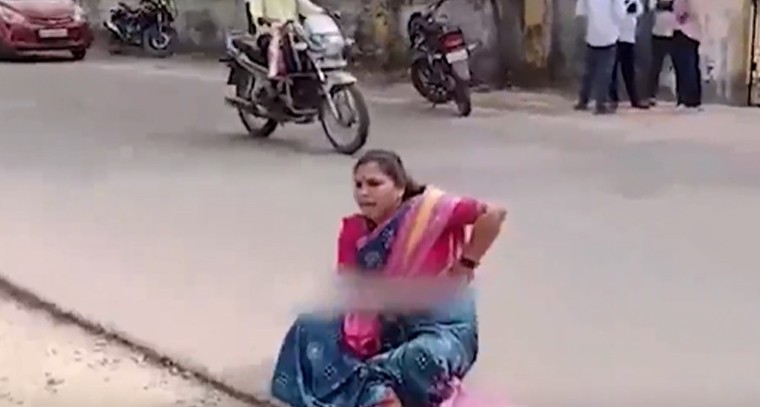 జిన్నారం కాంగ్రెస్‌లో ముదిరిన టికెట్ల రచ్చ: రోడ్డుపై బైఠాయించిన బీసీ మహిళా నేత!

