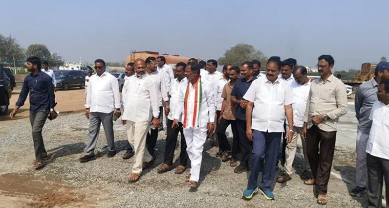 ఖమ్మంలో కాంగ్రెస్ భారీ ఏర్పాట్లు.. హెలిపాడ్ నిర్మాణాన్ని పర్యవేక్షించిన జిల్లా అధ్యక్షుడు నూతి సత్యనారాయణ

