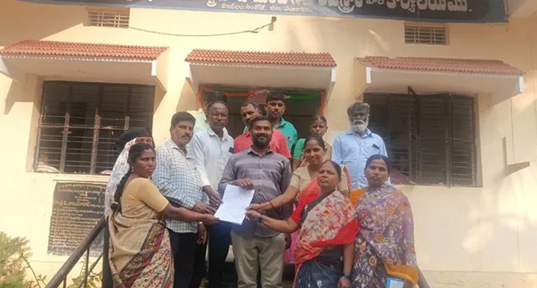 నాగ్సాన్‌పల్లిలో ఇందిరమ్మ ఇళ్ల పట్టాల రగడ: తహశీల్దార్‌కు గ్రామస్తుల వినతి

