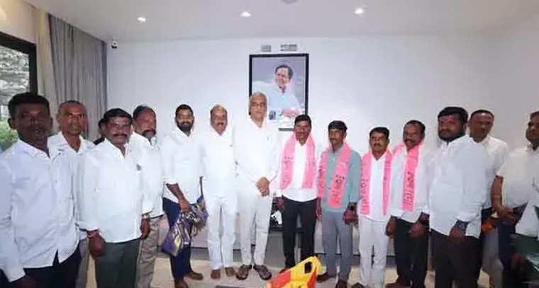 హరీష్ రావు సమక్షంలో బీఆర్ఎస్ లోకి భారీ చేరికలు.. కాంగ్రెస్ వైఫల్యాలే కారణమన్న నేతలు!

