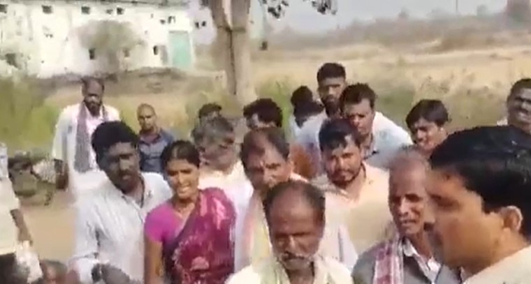 యూరియా కోసం రైతన్నల పోరు: గవ్వలపల్లిలో రాస్తారోకో, అధికారుల హామీతో సద్దుమణిగిన ఉద్రిక్తత

