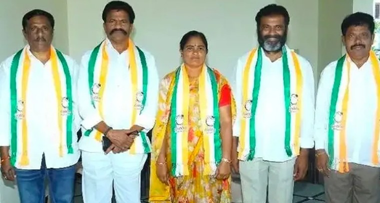 ఖమ్మంలో కాంగ్రెస్ ఐక్యత్వం.. కొమ్మినేపల్లి సర్పంచ్ ఎన్నికలో ఏకగ్రీవ విజయం

