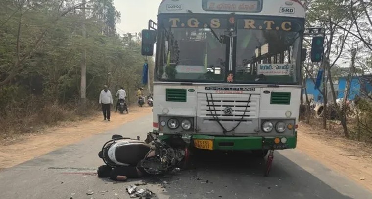 సంగారెడ్డిలో ఘోర రోడ్డు ప్రమాదం: ఆర్టీసీ బస్సు ఢీకొని కూలి మృతి

