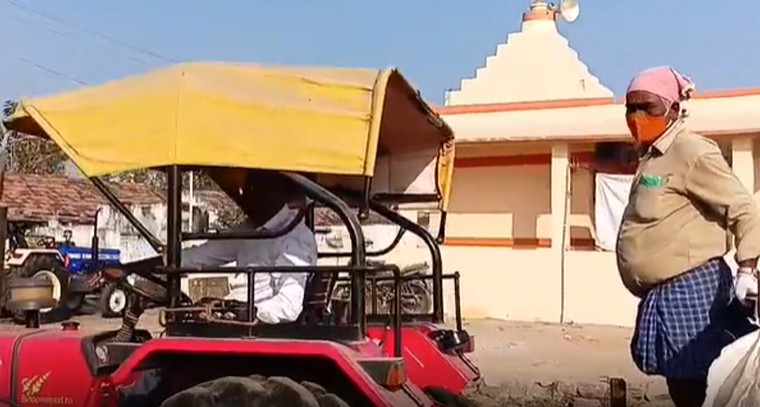 ఆచరణే అసలైన నాయకత్వం.. ట్రాక్టర్ నడిపి పారిశుద్ధ్య పనుల్లో పాల్గొన్న పైడిమడుగు సర్పంచ్

