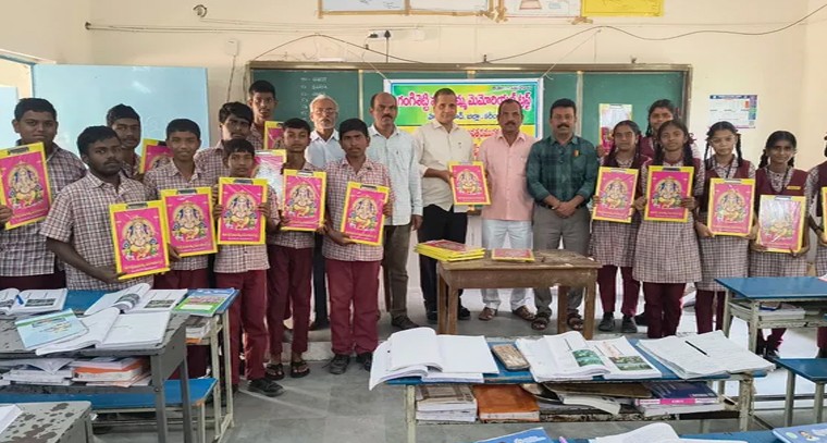 పదో తరగతి విద్యార్థులకు ఉచిత పరీక్ష ప్యాడ్లు.. మధురమ్మ ట్రస్ట్ హృదయస్పర్శి సాయం!

