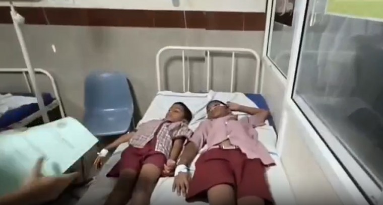 మధ్యాహ్న భోజనం వికటించి 32 మంది విద్యార్థులకు అస్వస్థత: ఖమ్మం జిల్లాలో కలకలం

