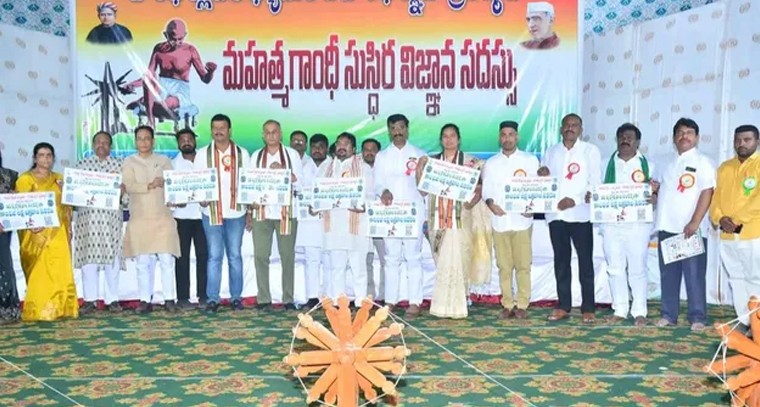 గాంధీ స్ఫూర్తి.. ఖమ్మంలో అపూర్వ గాంధీ విగ్రహాల ప్రదర్శన

