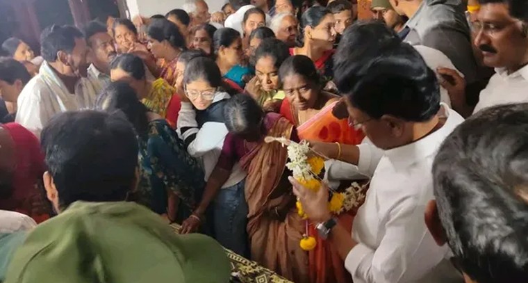 ఖమ్మం బీఆర్ఎస్ కార్పొరేటర్ తల్లి మరణానికి నాయకుల శోక సందేశాలు

