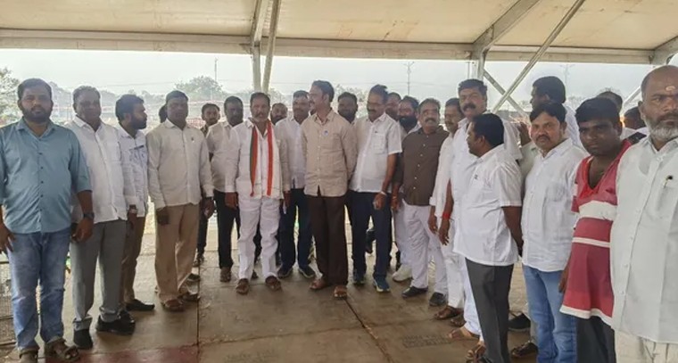 మద్దులపల్లి కాంగ్రెస్ సభకు భారీ ఏర్పాట్లు: సభాస్థలిని పరిశీలించిన జిల్లా అధ్యక్షుడు నూతి సత్యనారాయణ

