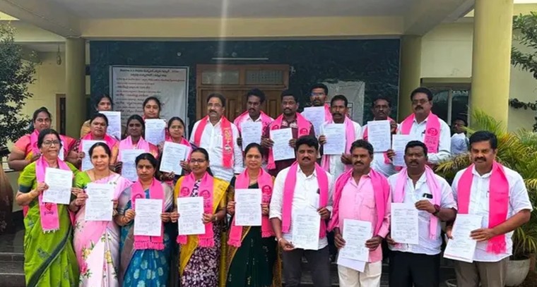 సత్తుపల్లి మున్సిపల్ పోరుకు సండ్ర శంఖారావం: అభ్యర్థులకు బీ-ఫామ్‌ల అందజేత

