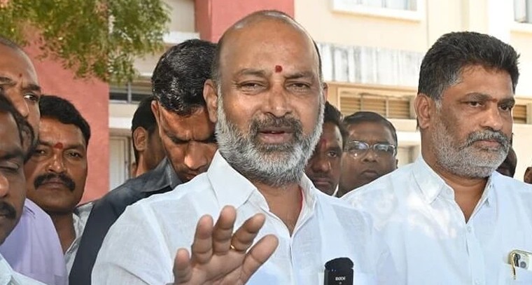 ఉర్దూ వర్సిటీ భూముల స్వాధీనంపై బండి సంజయ్ ఫైర్.. ప్రభుత్వం తీరుపై పోరాటానికే సిద్ధం!

